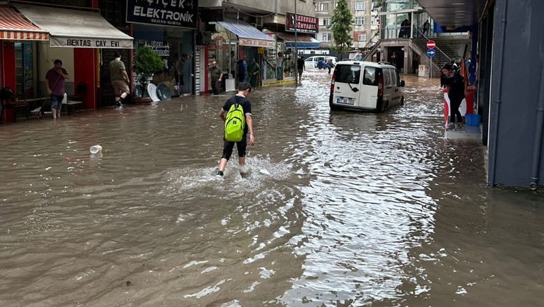 Trabzon yağmura teslim oldu