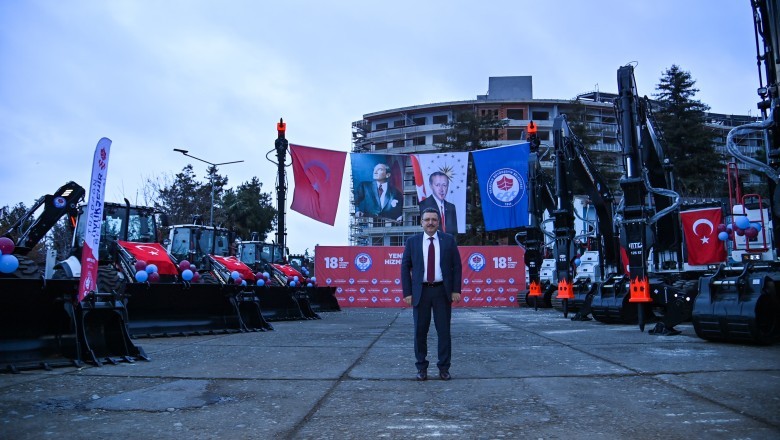 Büyükşehir'e 18 yeni iş makinesi
