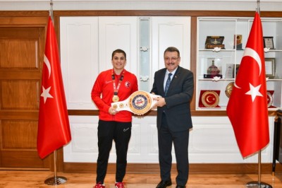 Başkan Genç, Dünya Şampiyonu Busenaz Sürmeneli'yi ağırladı