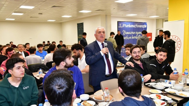 Vali Yıldırım KYK Yurdu'nda kalan öğrencilerle sahurda buluştu