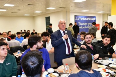 Vali Yıldırım KYK Yurdu'nda kalan öğrencilerle sahurda buluştu