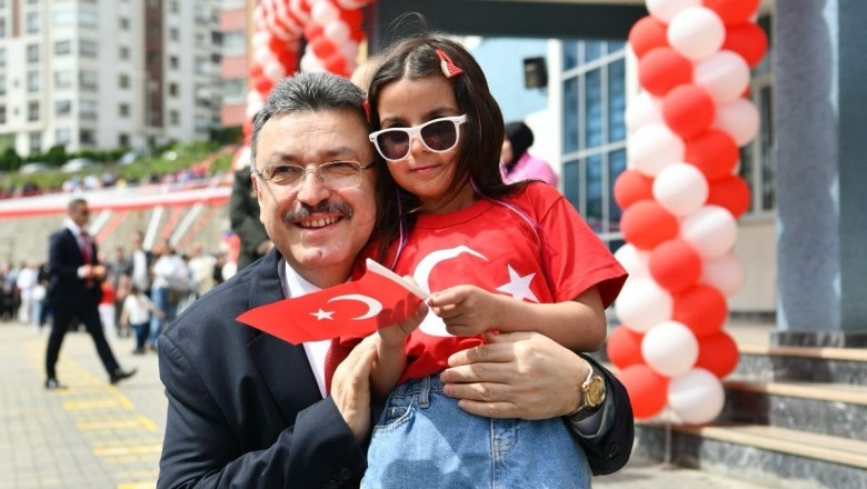 Büyükşehir Belediye Başkanı Genç'ten 23 Nisan mesajı