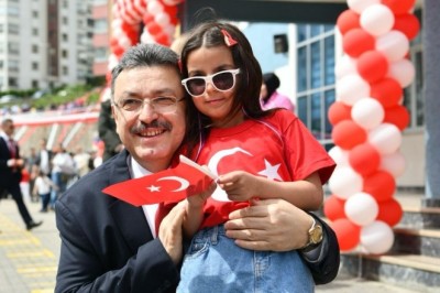 Büyükşehir Belediye Başkanı Genç'ten 23 Nisan mesajı