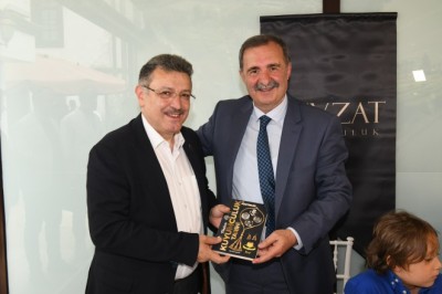 Başkan Genç, Şakar'ın imza gününe katıldı