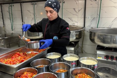 Ortahisar Belediyesi, ihtiyaç sahiplerinin evlerine sıcak yemek hizmetini başlattı