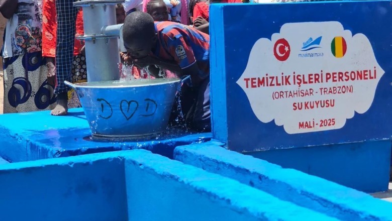 Ortahisar Belediyesi personeli, Afrika'da su kuyusu açtırdı