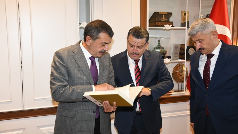 Bakan Yusuf Tekin Büyükşehir Belediyesi'ni ziyaret etti