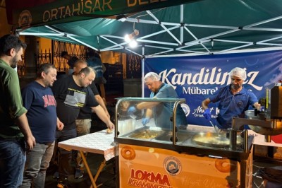 Ortahisar Belediyesi Mevlid Kandili'nde lokma ve helva ikramı yaptı