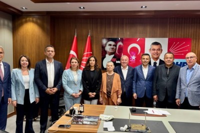 CHP Trabzon Milletvekili Suiçmez, İstanbul İl Başkanlığı’nda polis ablukasına karşı nöbette