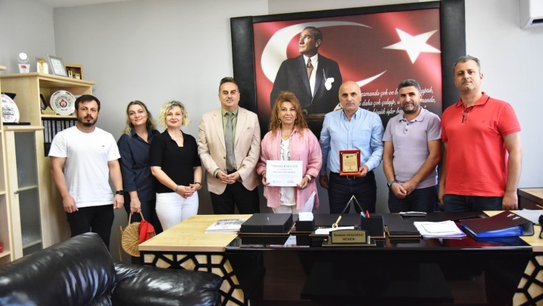 Ortahisar Belediyesi, çevreci okullara teşekkür belgesi veriyor