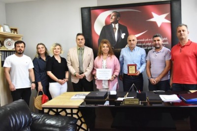 Ortahisar Belediyesi, çevreci okullara teşekkür belgesi veriyor