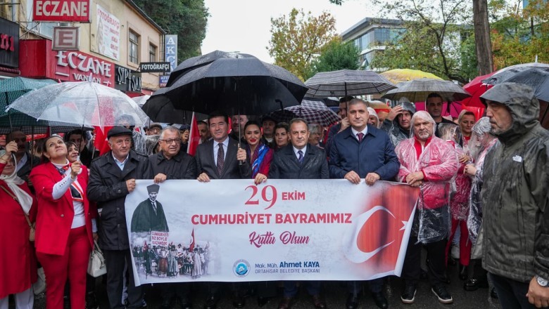 Yoğun yağmur, Cumhuriyet coşkusuna engel olmadı