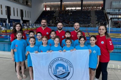 Ortahisar Belediyespor'un minik yüzücüleri, 28 madalya kazandı